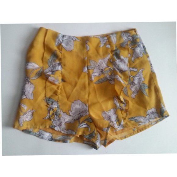 Chriselle x J.O.A. Ruffle Front High Waist Short - Picture 3 of 7